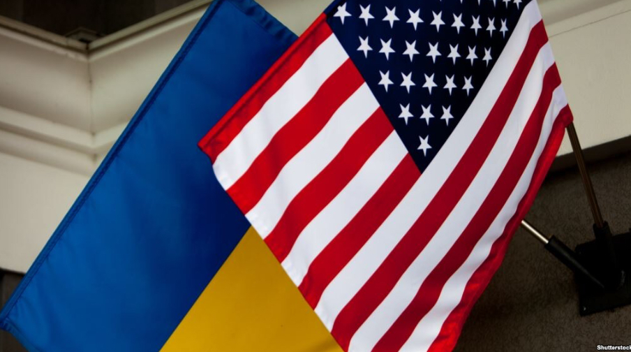 Ілюстративне фото українського і американського прапорів