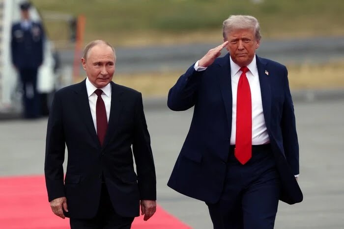 Президент США Дональд Трамп та президент Росії Володимир Путін розмовляють на спільній базі Елмендорф-Річардсон, Аляска