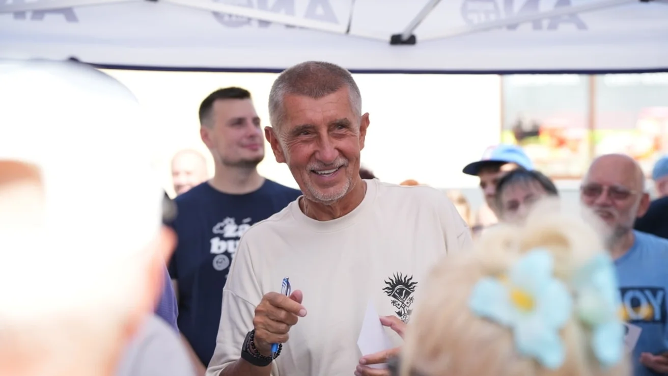 Andrej Babiš with voters. October 2025 / Facebook / Andrej Babiš