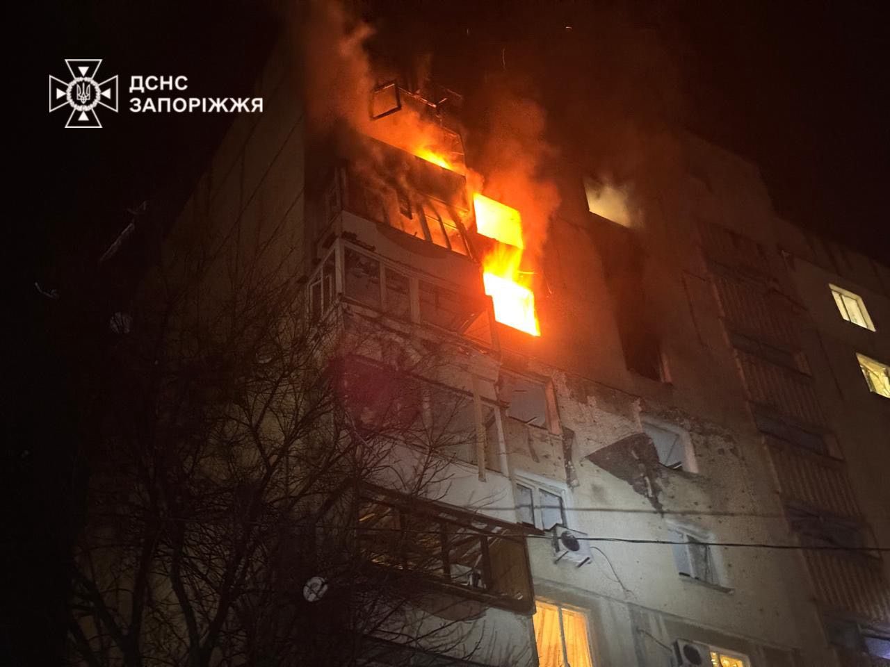 Житловий будинок горить після російської атаки на Запоріжжя 26 лютого 2026 року