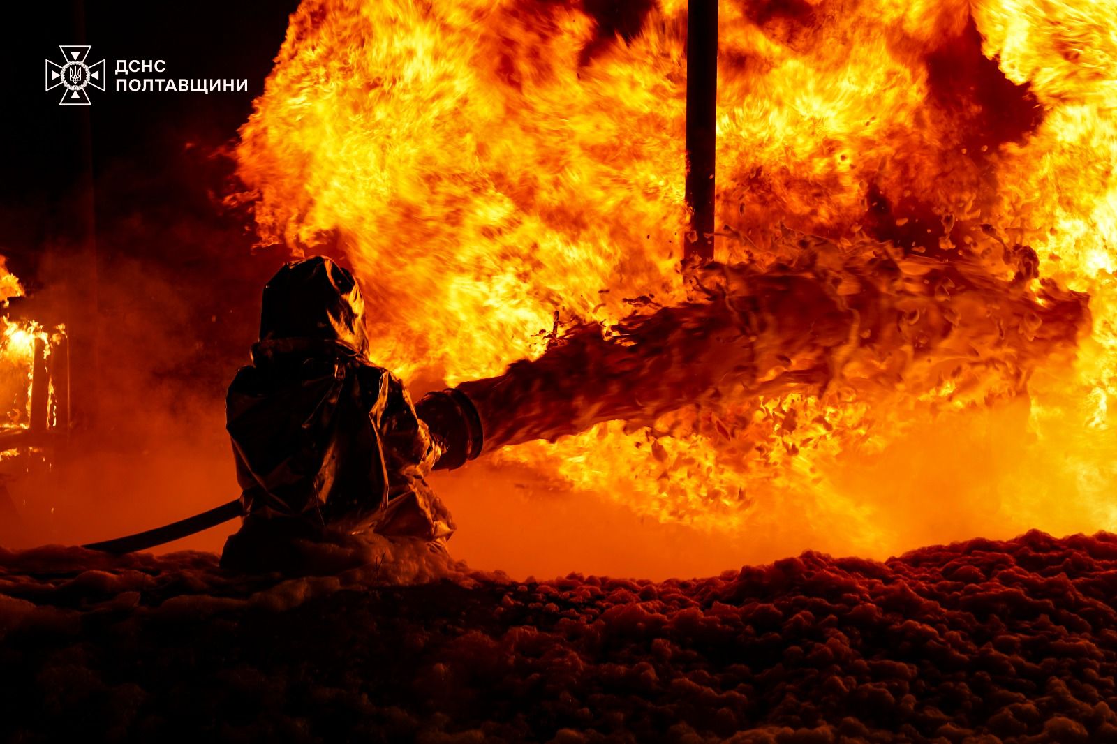 Надзвичайники ліквідовують пожежу на Полтавщині після російського обстрілу 26 лютого 2026 року