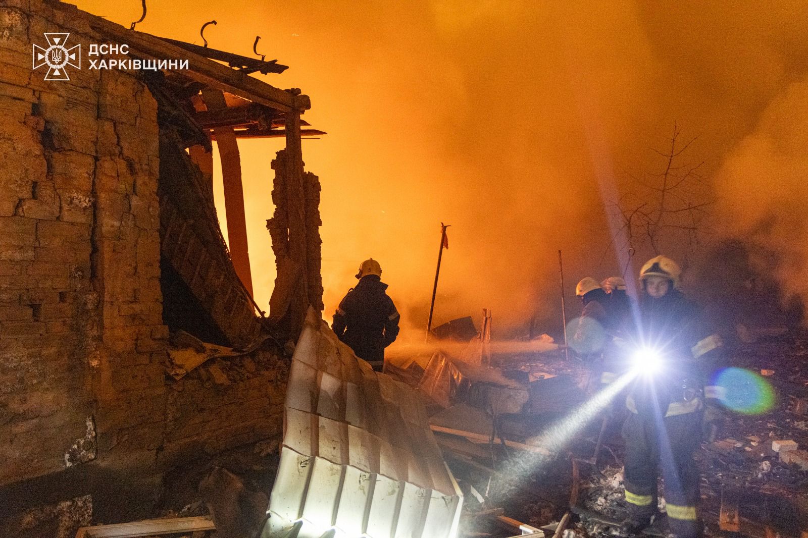 Надзвичайники ліквідовують пожежу на Харківщині після російського обстрілу 26 лютого 2026 року