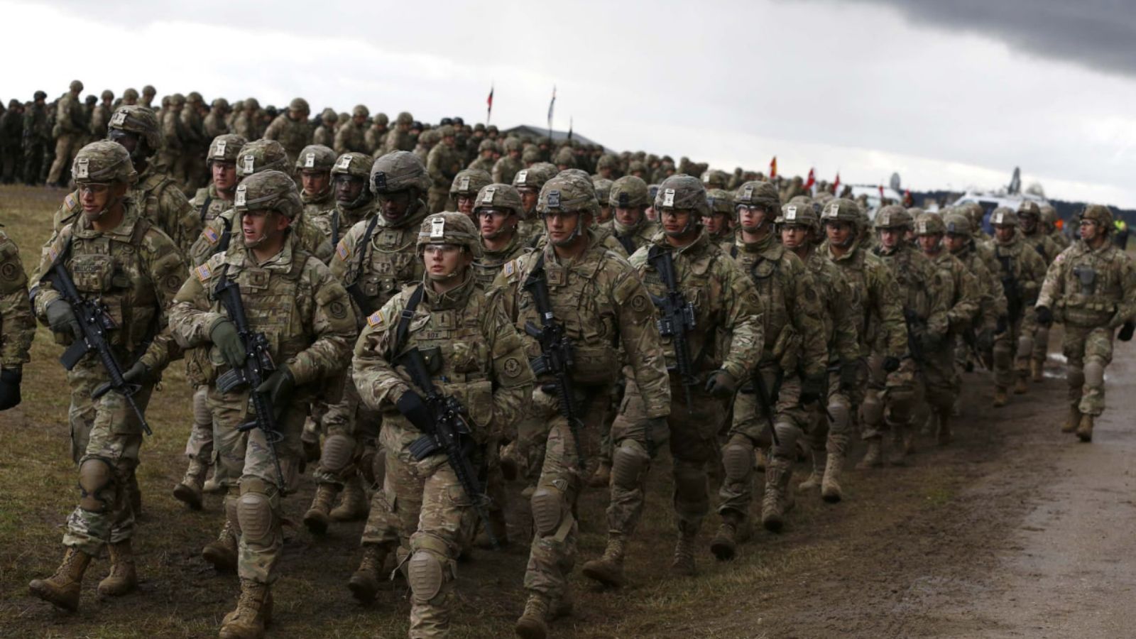 Американські військові у формі марширують під час офіційного заходу.