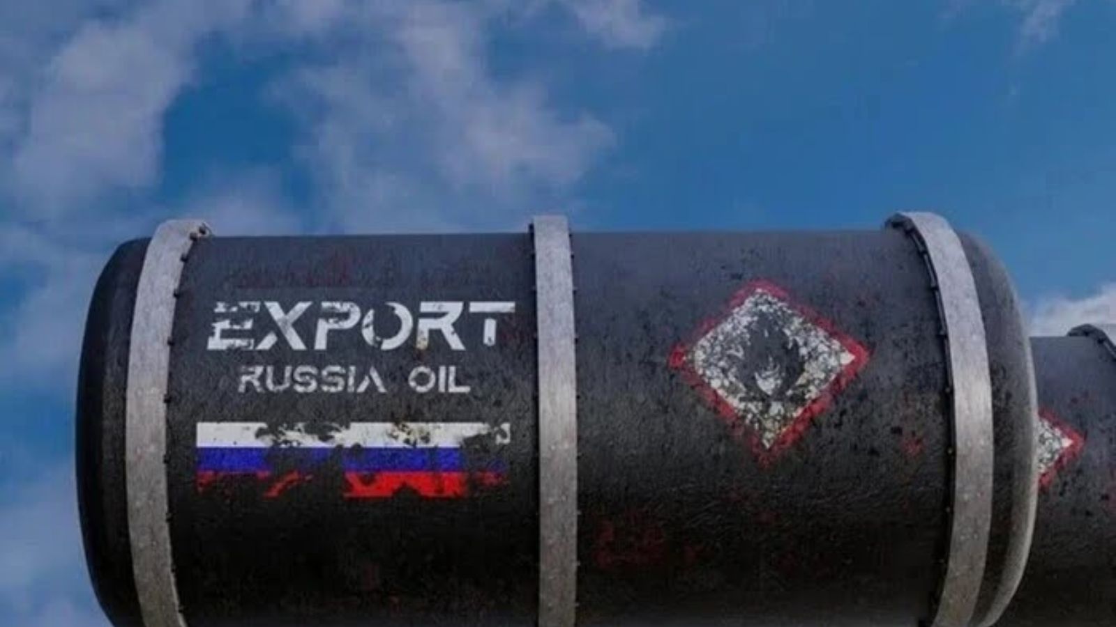 Велика чорна металева труба з написом «Export Russia Oil» та прапором Росії на фоні блакитного неба.