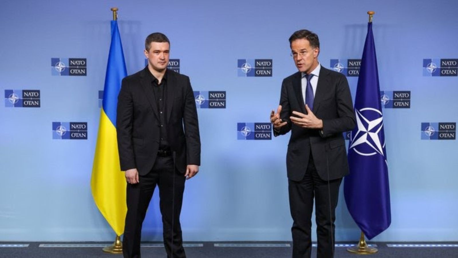 Марк Рютте та Михайло Федоров стоять перед прапорами України та НАТО під час спільної пресконференції у Брюсселі.