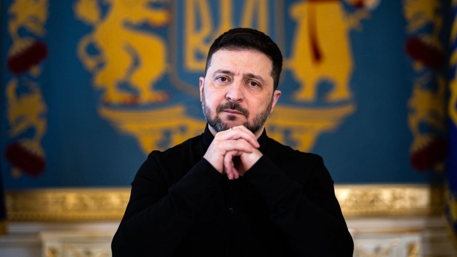 Портрет Президента України Володимира Зеленського на фоні державного герба.