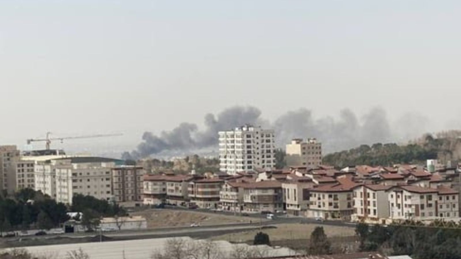 Стовпи диму піднімаються над горизонтом Тегерана після військових ударів.