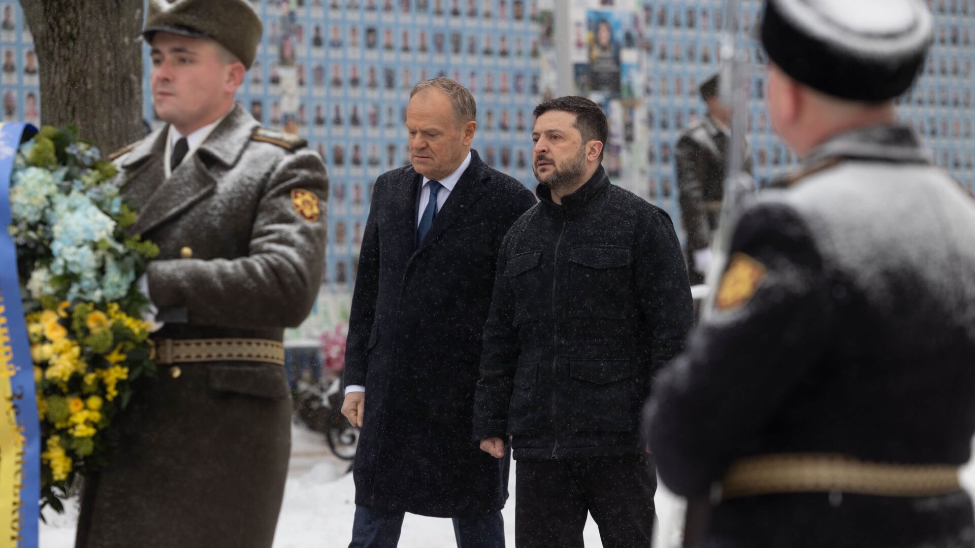 Tusk and Zelenskyy honored the memory of the fallen Ukrainian defenders at the Wall of Remembrance on Mykhailivska Square. Photo: Office of the President of Ukraine