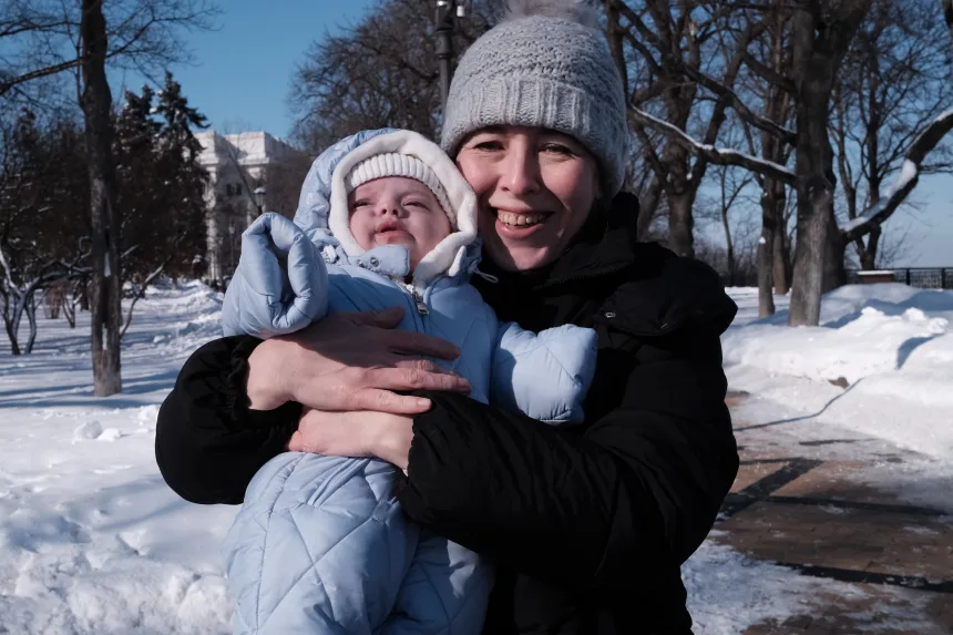Олена Білозерська з сином Павлусем у Києві