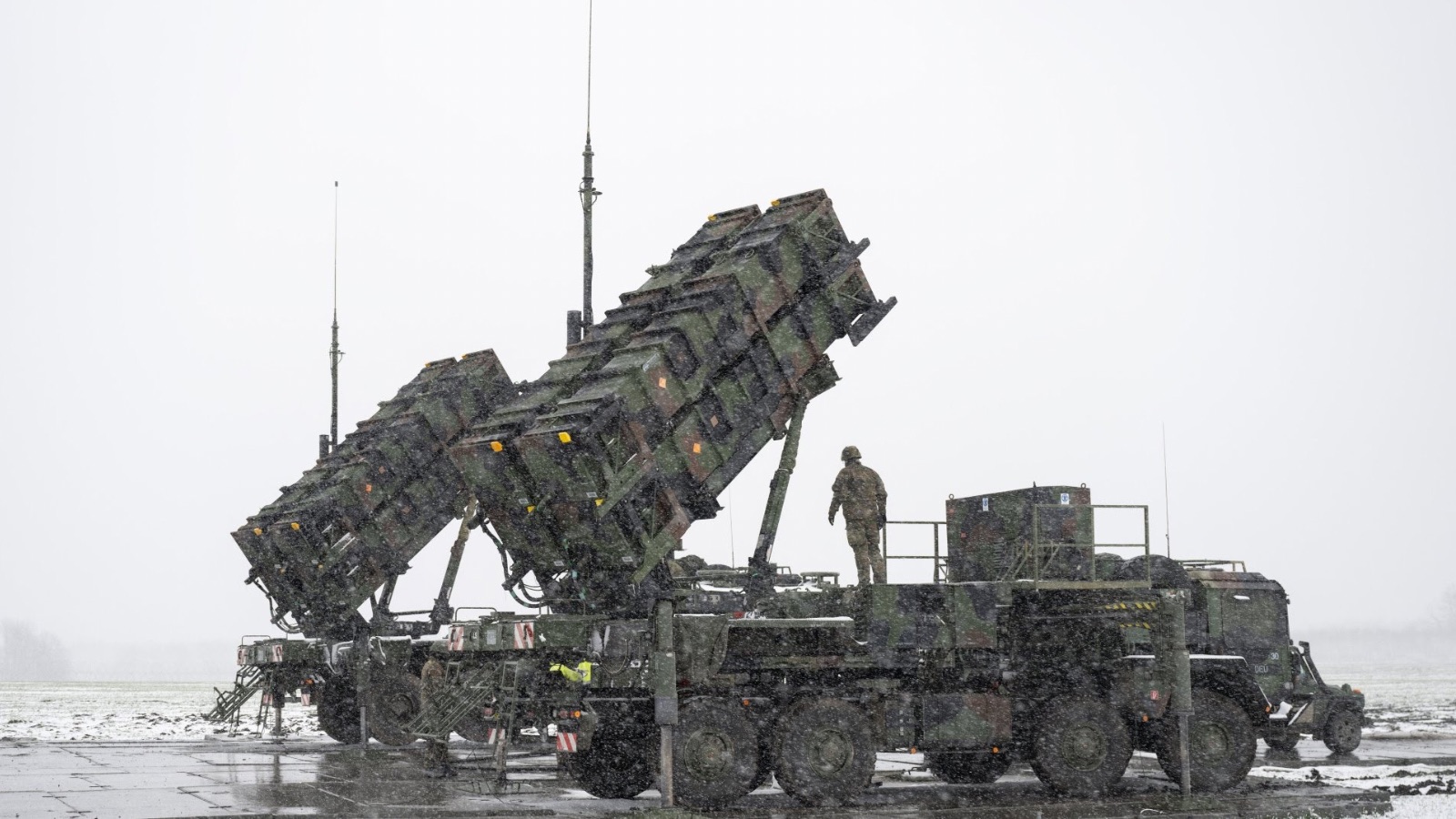 Зенітно-ракетний комплекс Patriot розгорнутий на засніженому полі для захисту українського неба.