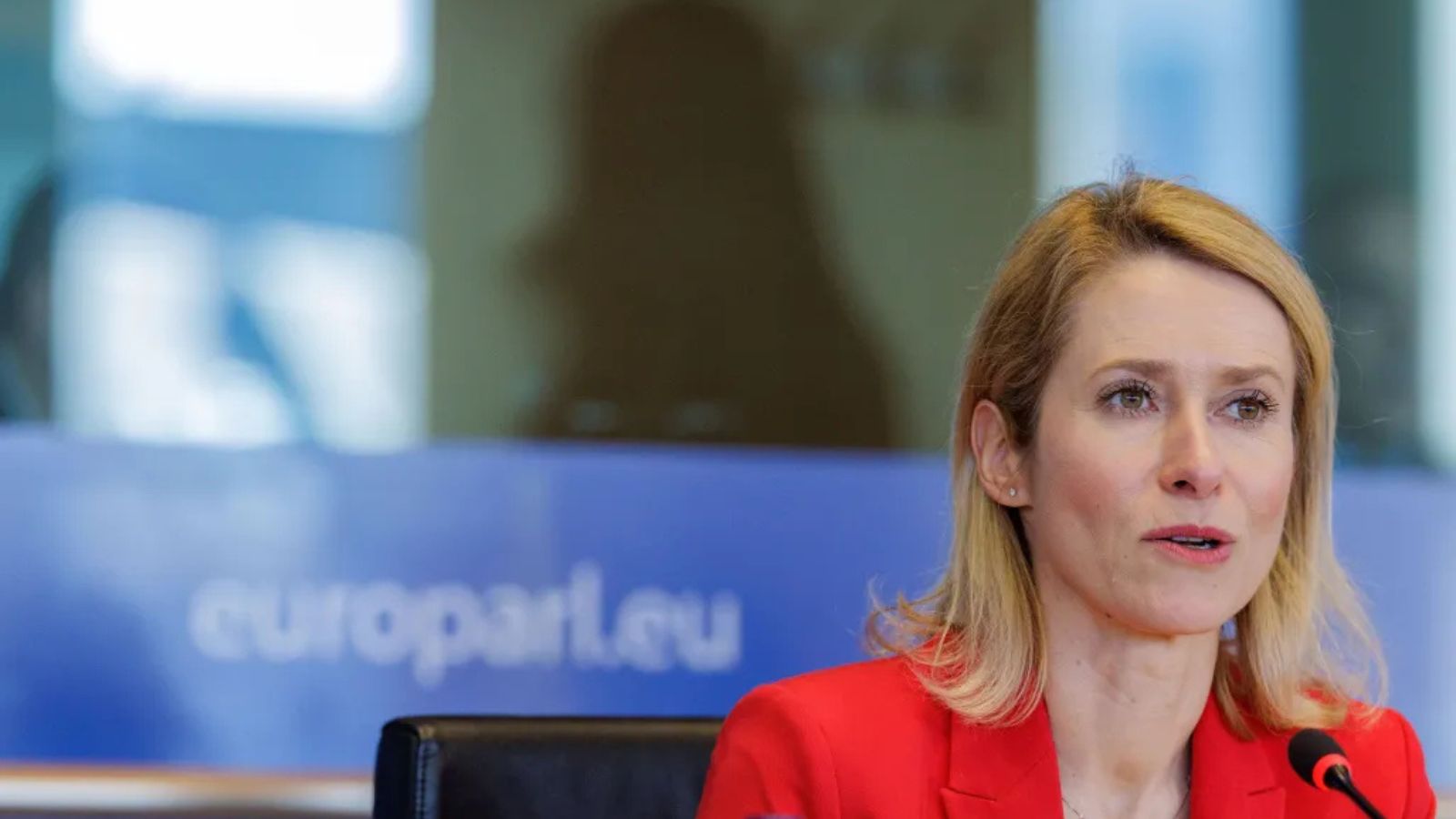 Кая Каллас виступає за трибуною на фоні банера з логотипом europarl.eu.