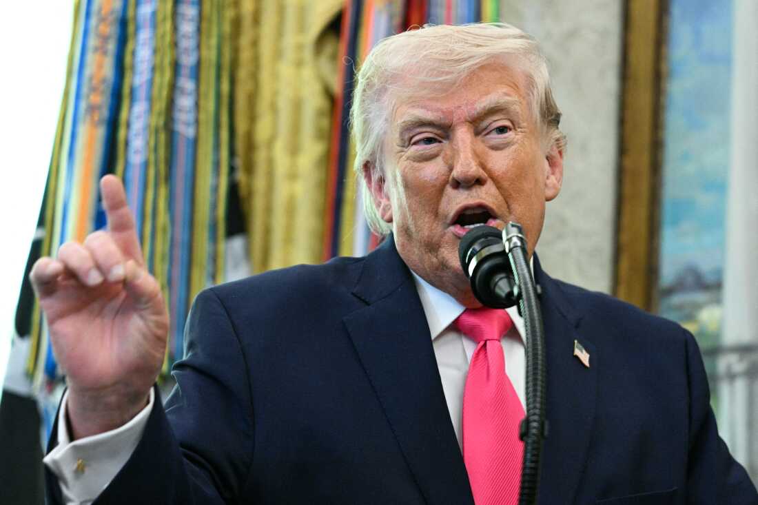Президент США Дональд Трамп виступає перед трибуною