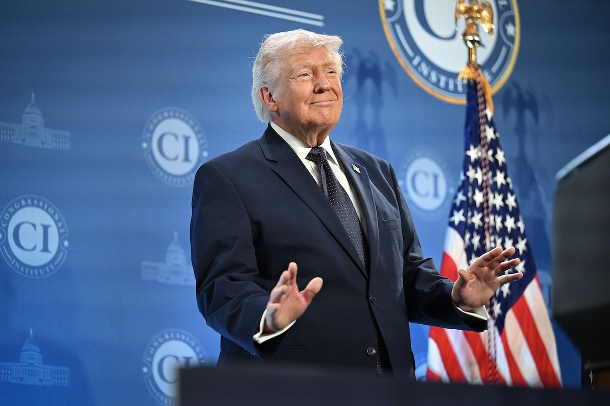 Президент США Дональд Трамп стоїть за трибуною