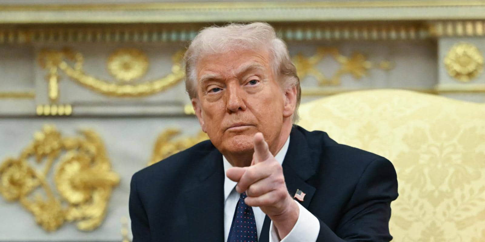 Президент США Дональд Трамп сидить у кабінеті