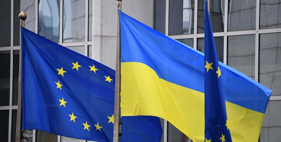 Прапор ЄС та України майорить біля будівлі