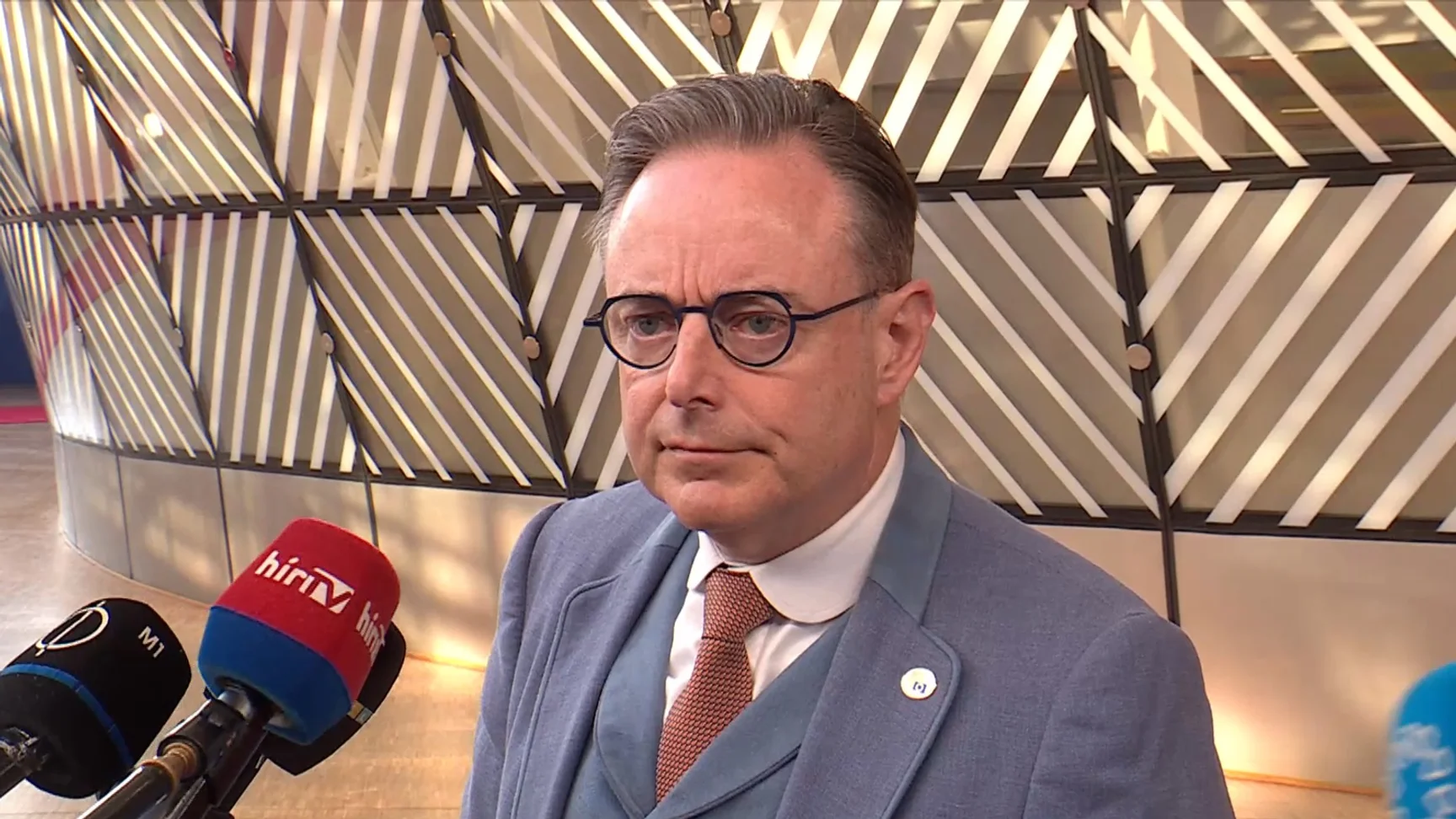 Bart de Wever in front of journalists