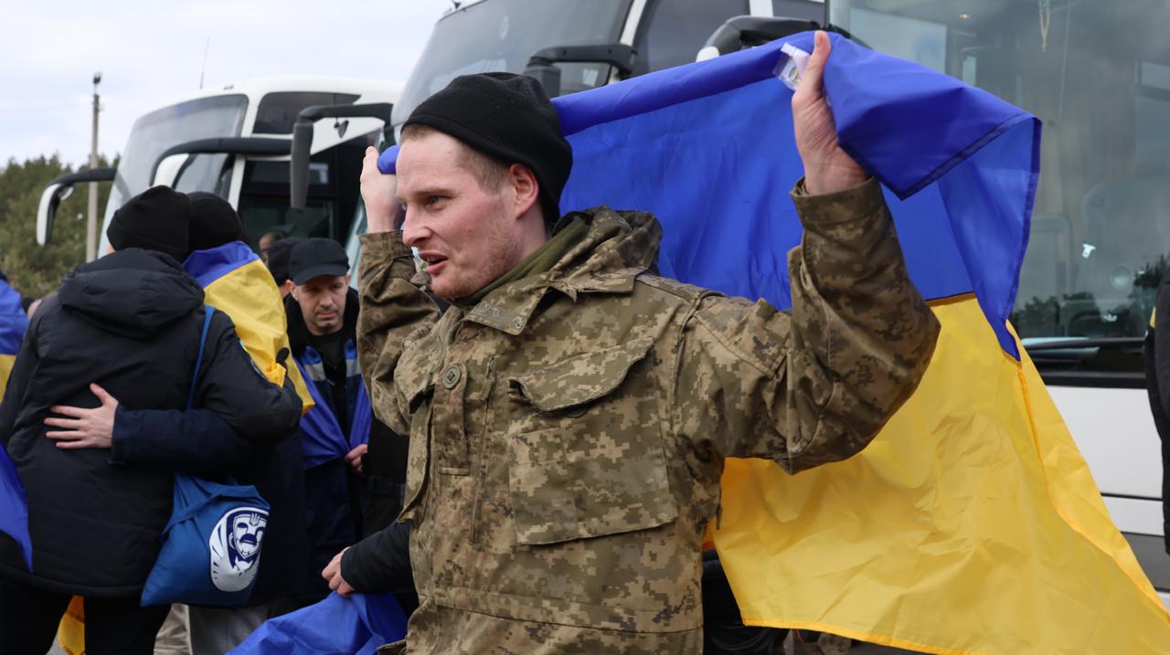 Ukraine Brings Home 300 Soldiers and Two Civilians From Russian Captivity