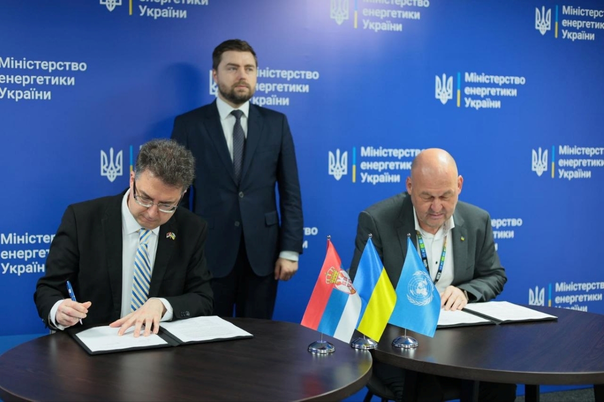 Andon Sapundži, Ambassador Extraordinary and Plenipotentiary of the Republic of Serbia to Ukraine, Anatoliy Kutsevol, Deputy Minister of Energy of Ukraine and Auke Lotsma, UNDP Resident Representative in Ukraine while signing a new financial agreement worth €2 million / UNDP official website