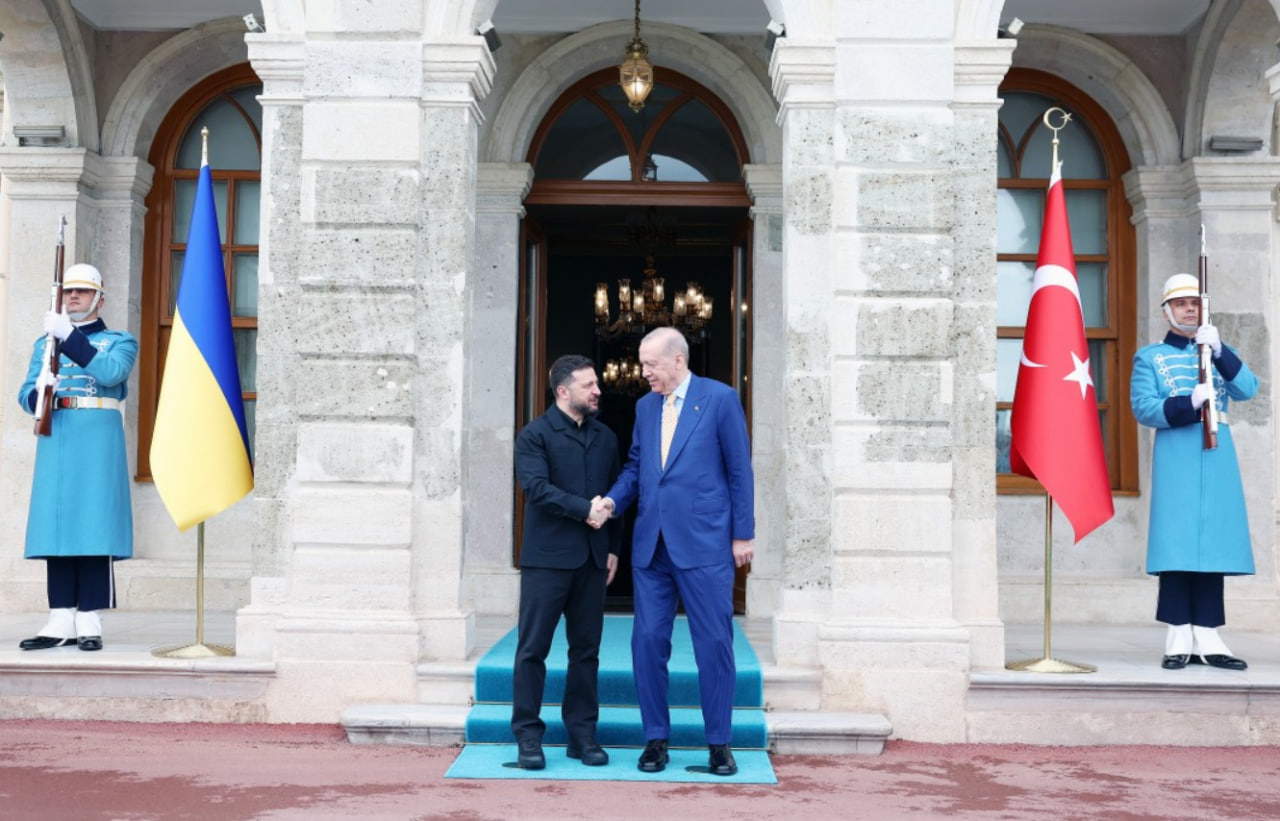 Zelensky and Erdogan shake hands with the flags of Ukraine and Turkey on the sides
