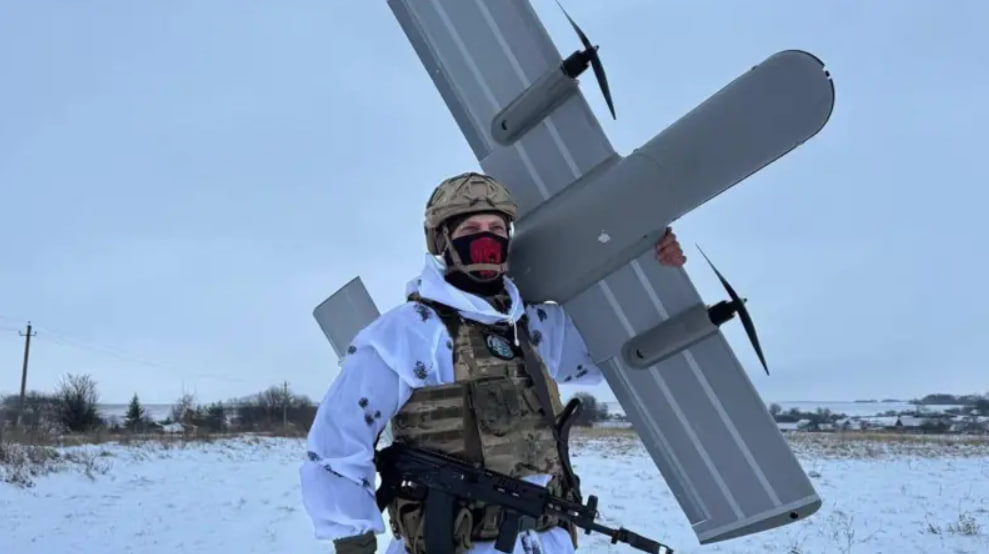 Російський військовий тримає дрон "Молнія" – такий, який виробляють на ураженому Україною підприємстві "Атлант Аєро", що в Росії