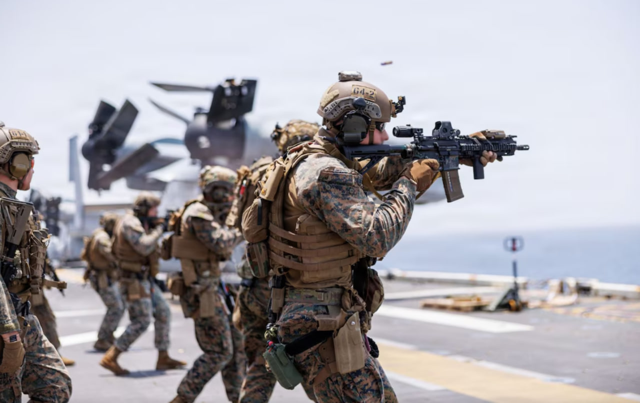 Морські піхотинці США стріляють з гвинтівок під час палубної стрільби в рамках операції «Епічна лють»