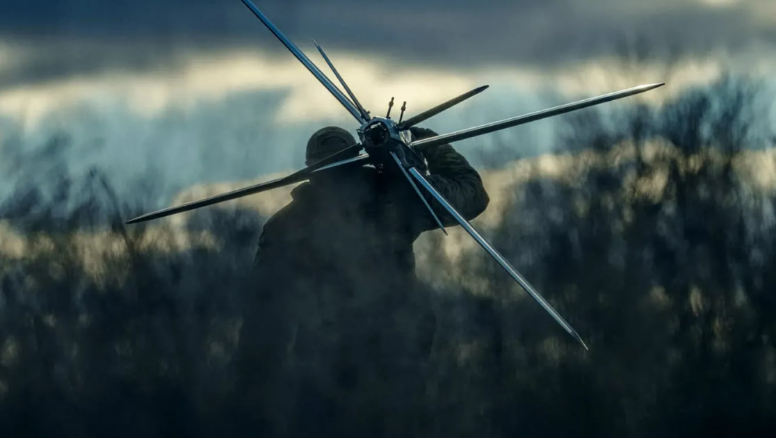 Ukrainian soldier carries a drone: illustrative image
