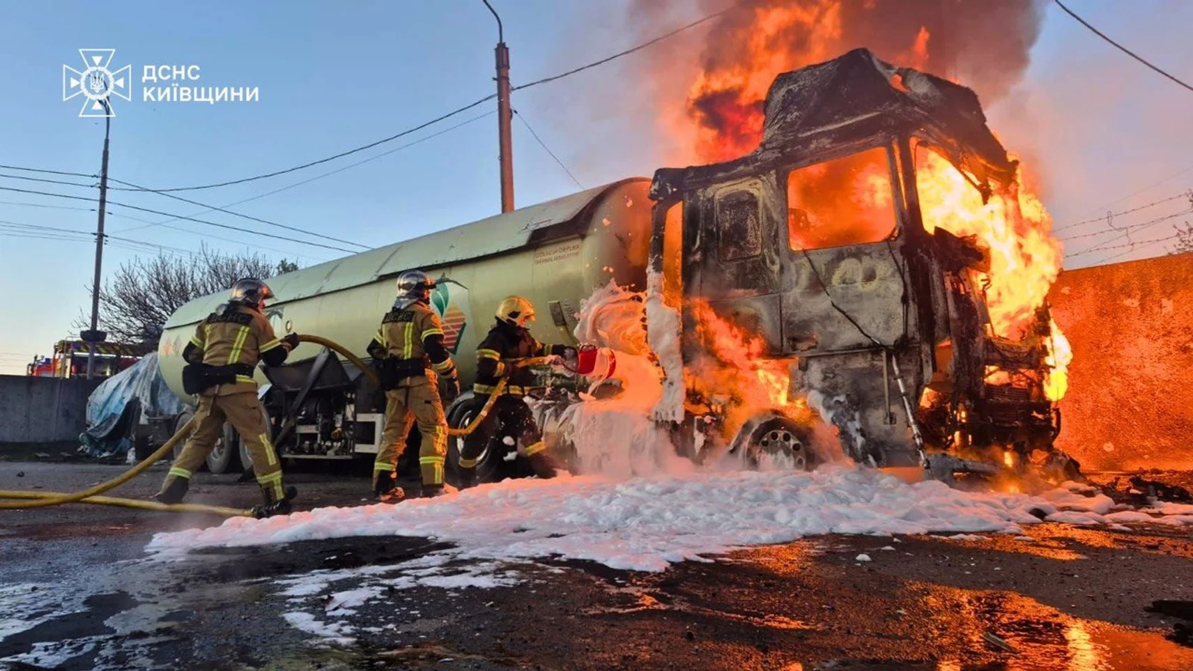 Mass Russian attack kills rescuers, leaves dozens injured