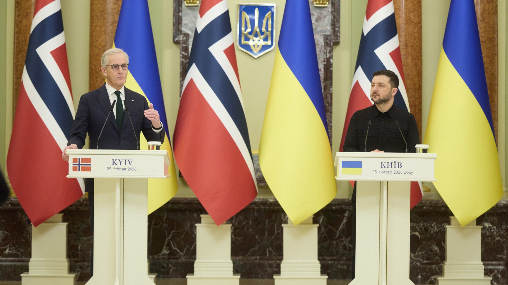 Prime Minister of Norway Jonas Gahr Støre and President of Ukraine Volodymyr Zelensky at a meeting