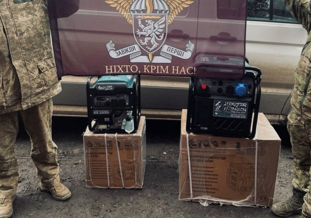 Ukrainian soldiers while recieving the generators